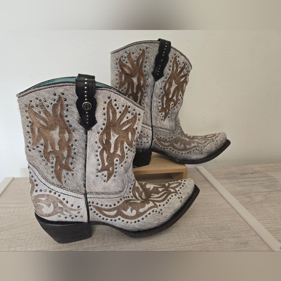 Corral Grey Fur Laser & Studs Shortie Leather Boots Womens 10 Snip Toe 2-inch Co - Picture 2 of 9